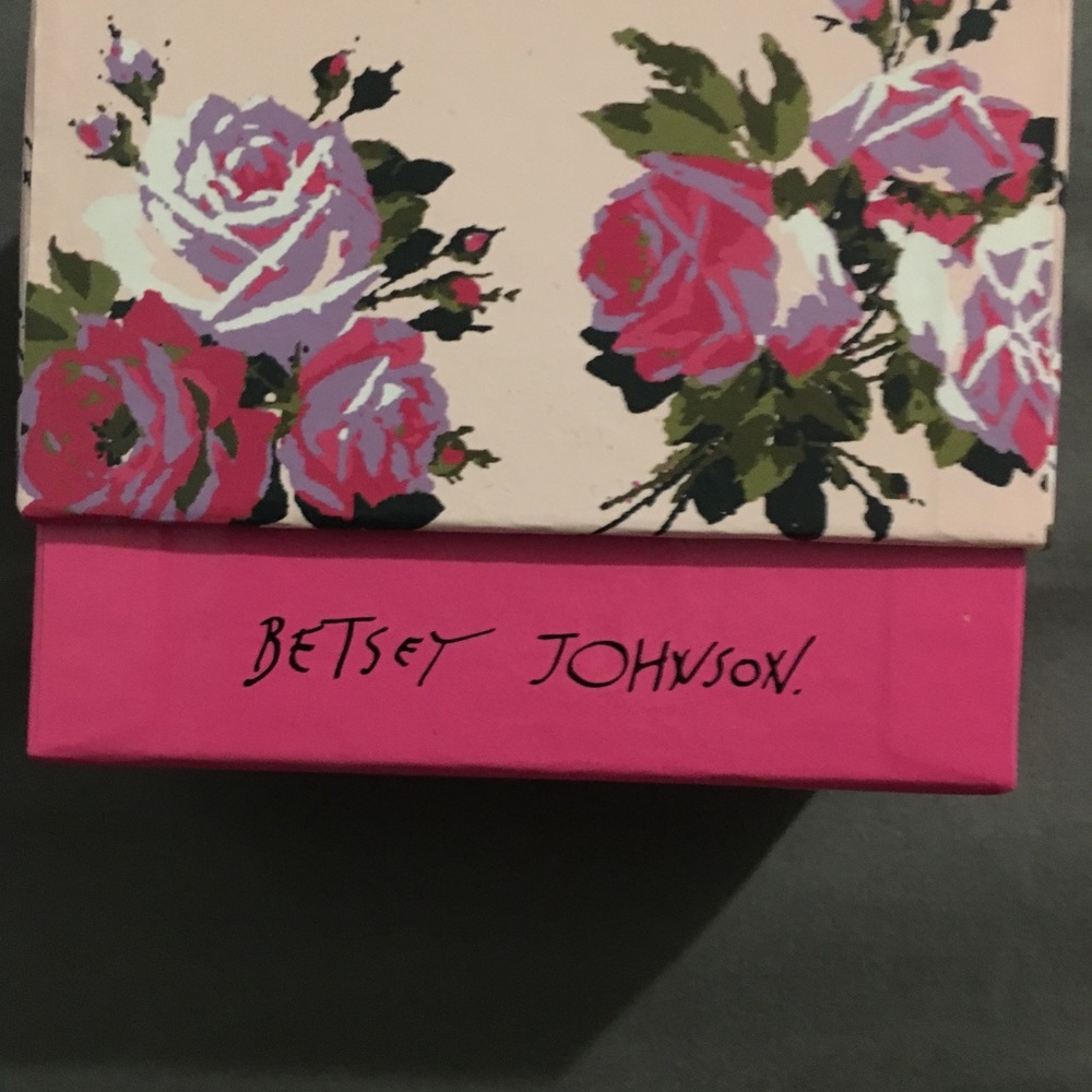 Betsey Johnson silver skull with bow bracelet - Picture 3 of 6